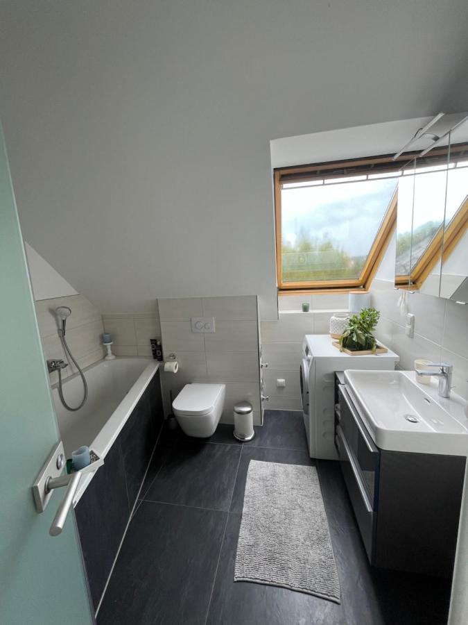 105 Qm Neues Klimatisiertes Appartment Fuer Familien Privater Parkplatz Хемниц Экстерьер фото